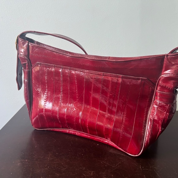 Elegant Red Leather Shoulder Bag - Picture 3 of 8